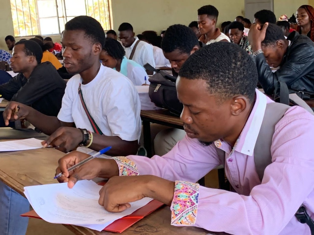 Étudiants concentrés pendant l'évaluation
